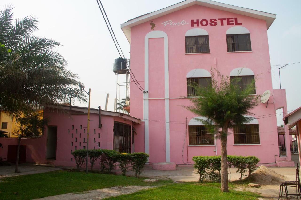 Pink Hostel Accra Bagian luar foto